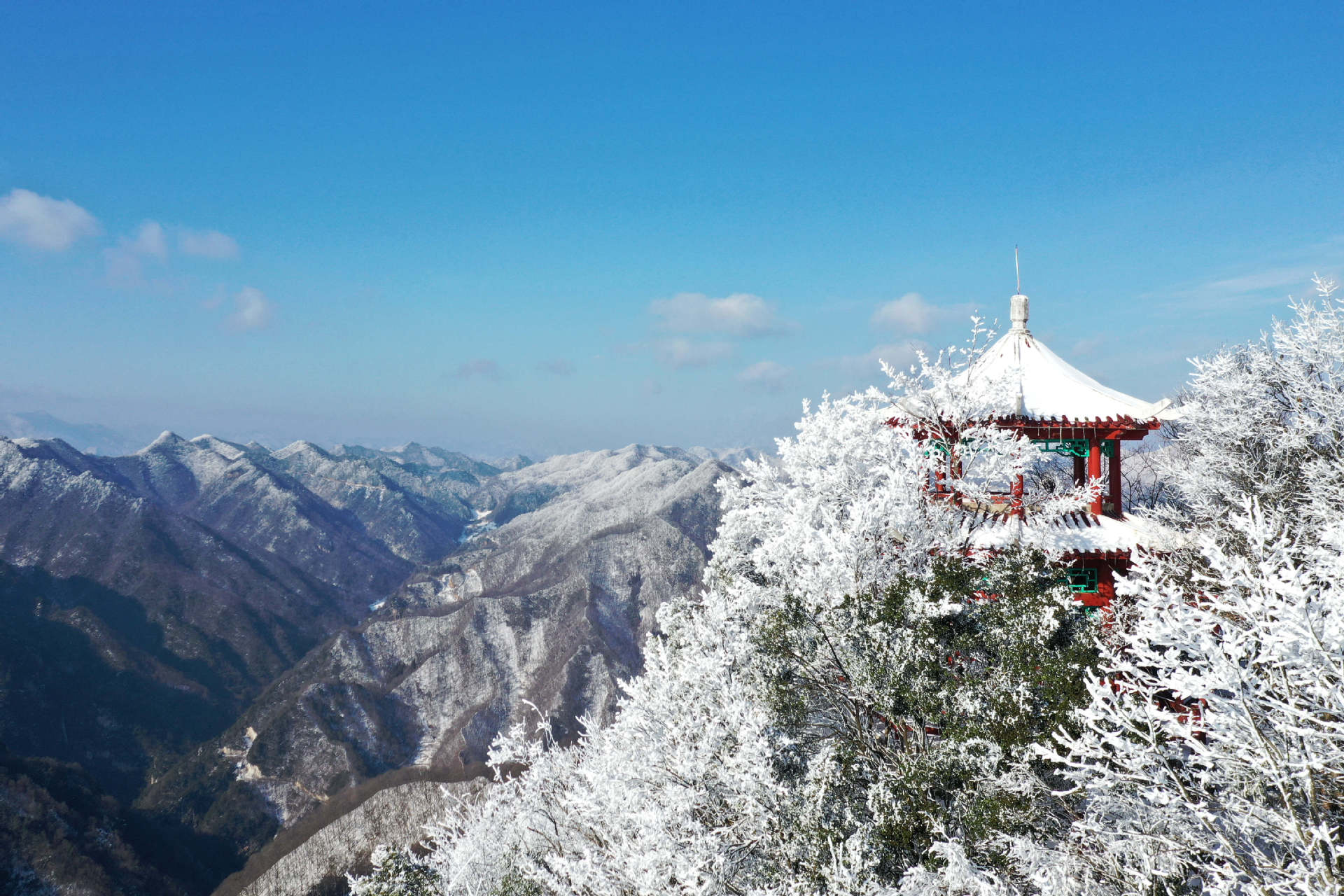 2月20日在湖北省?？悼h馬橋鎮(zhèn)堯治河村梨花山拍攝的雪凇景觀（無人機照片）。 (2).jpg