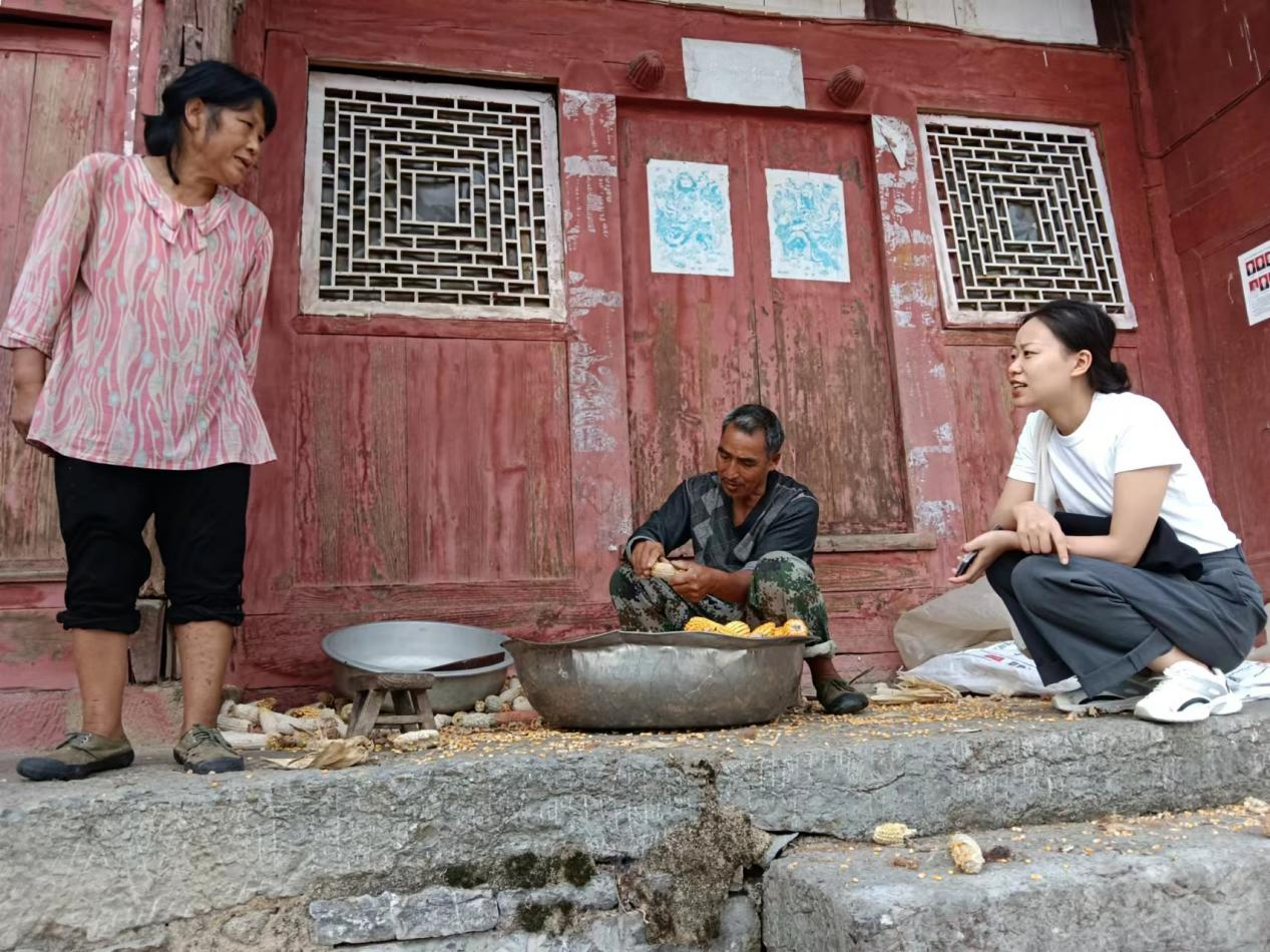 袁霜（右）走訪村里的殘疾人家庭。（甕安縣委組織部供圖）.png