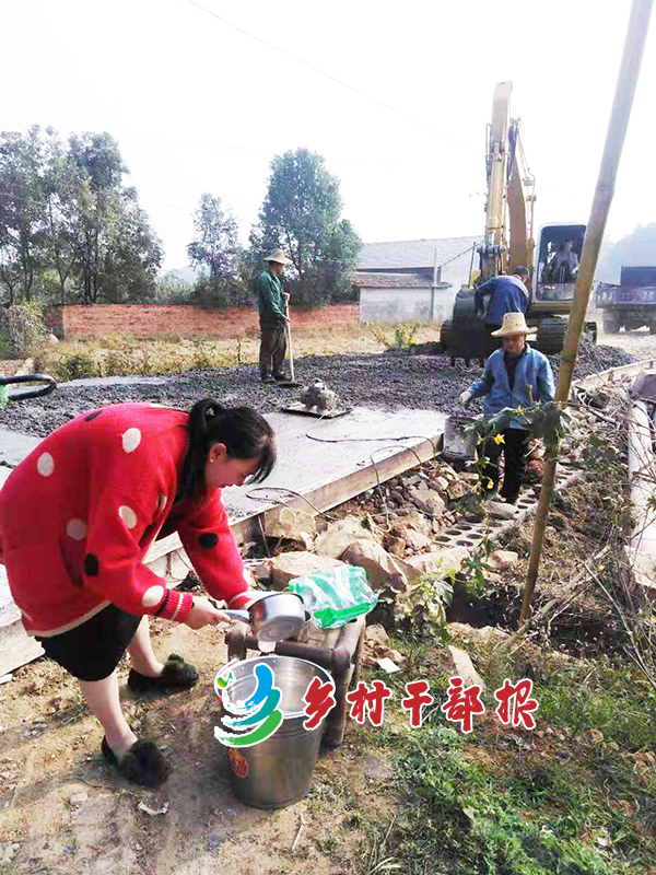 11月2日，黃鶴橋村村民給道路施工人員送擂茶2.jpg