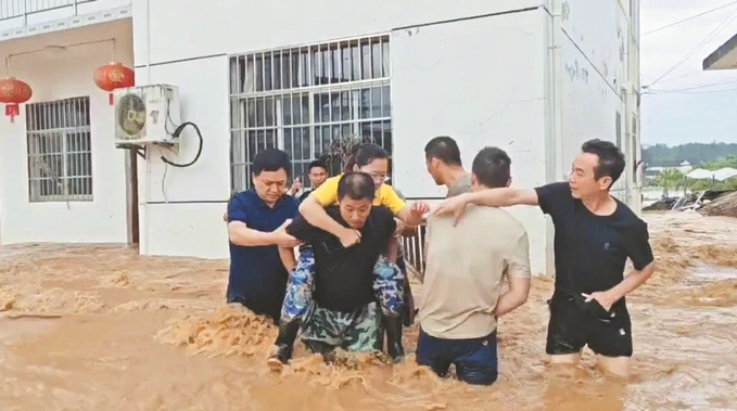 陽湖鎮(zhèn)黨員干部帶頭救助受災(zāi)群眾。 （屯溪區(qū)委組織部供圖）.jpg