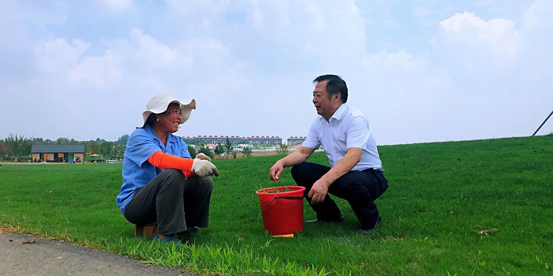 巫蘇明與在伏熱花海項(xiàng)目基地打工的村民交流.jpg