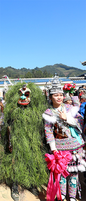 03圖六：2023年1月30日，在廣西柳州融安縣安寧村大袍屯，“芒蒿”與苗族同胞合影。.jpg